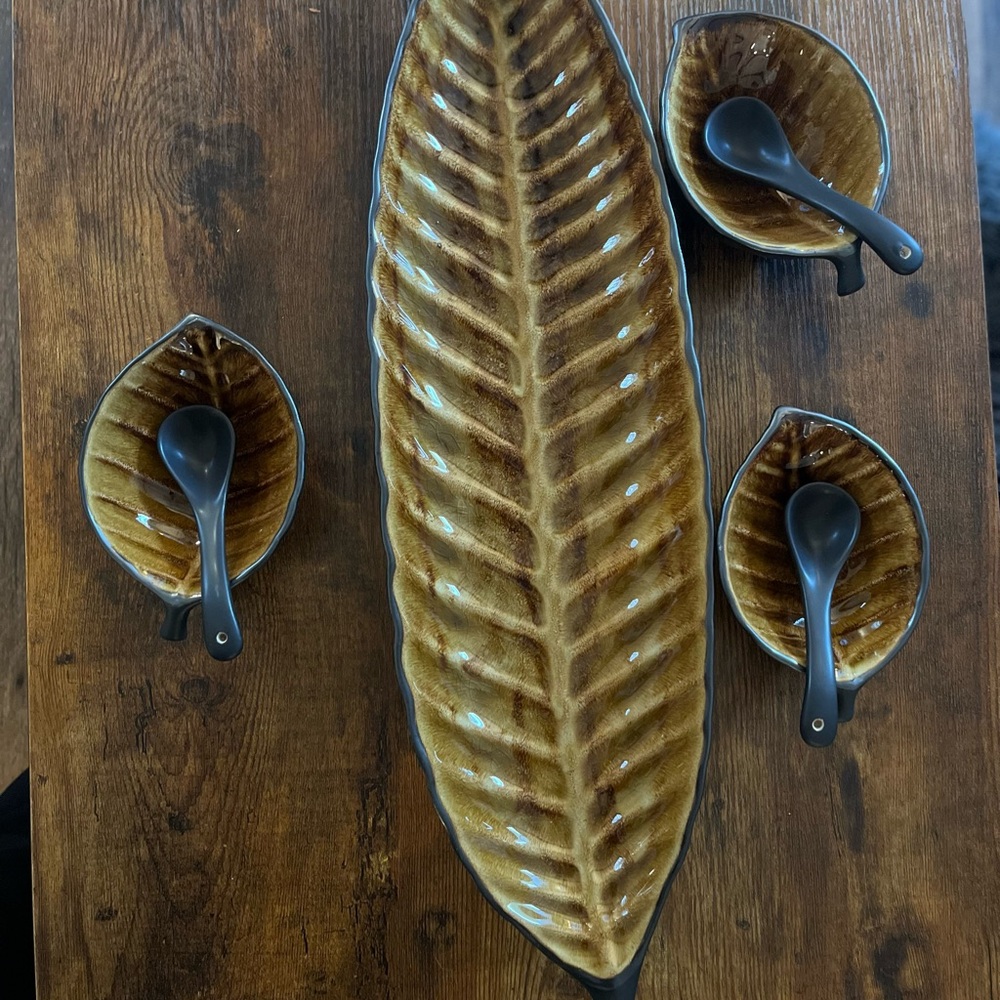 Leaf-Shaped Ceramic Serving Set - Brown
